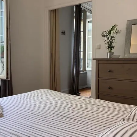 37m At 2 Steps From The Place Des Vosges Апартаменты Париж